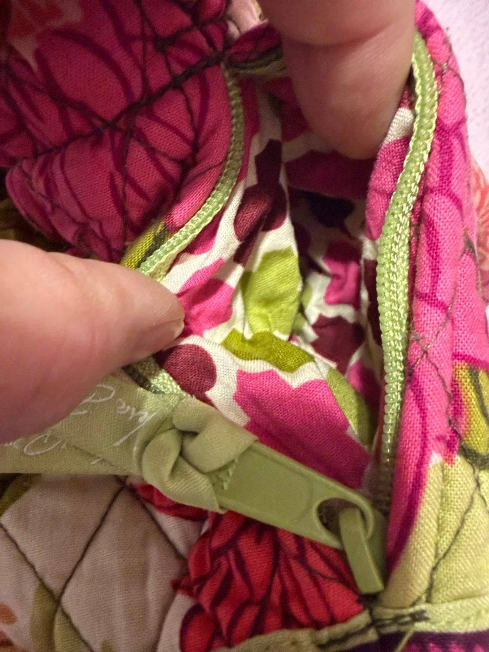🎉HOST PICK Vera Bradley”Hello Dahlia!”Cinch Bucket Handbag-Retired Pink&Green